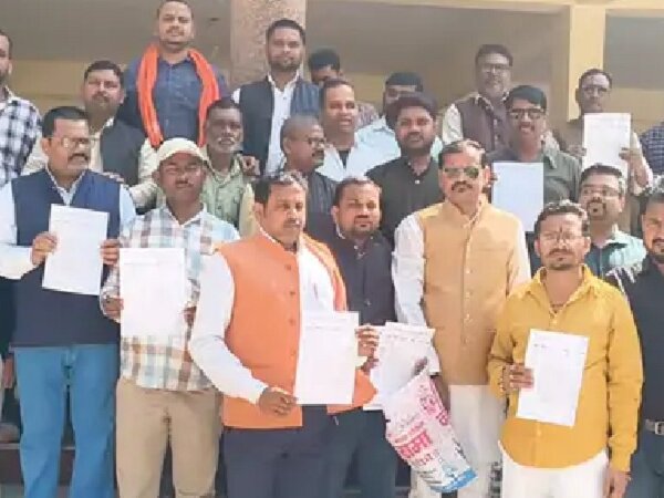 बांदा में व्यापारियों का FIR के विरोध में प्रदर्शन