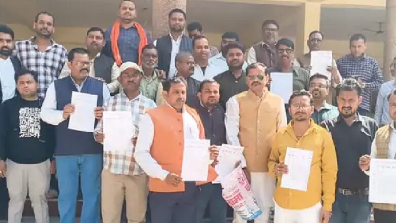 बांदा में व्यापारियों का FIR के विरोध में प्रदर्शन