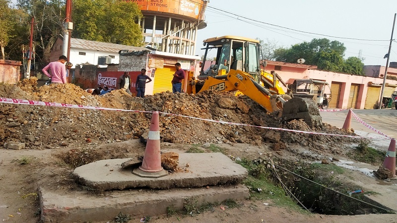 Traffic jam due to dug-up road on Jail Road in Banda 