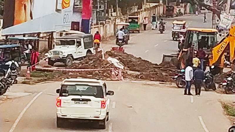 Traffic jam due to dug-up road on Jail Road in Banda 