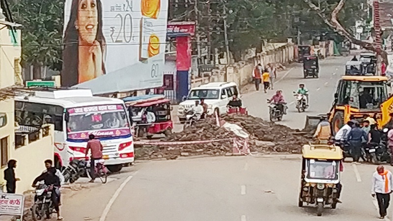 Traffic jam due to dug-up road on Jail Road in Banda 