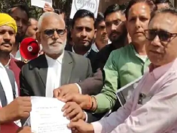 बांदा में ‘यादवजी की लव स्टोरी’ फिल्म के खिलाफ प्रदर्शन