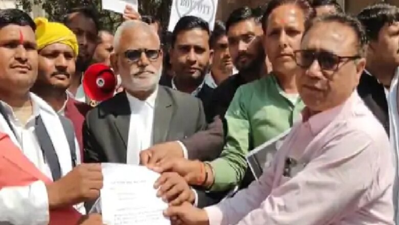 बांदा में ‘यादवजी की लव स्टोरी’ फिल्म के खिलाफ प्रदर्शन