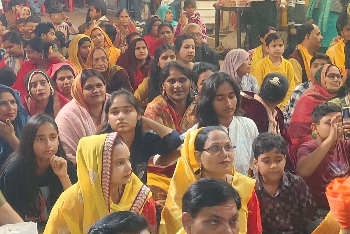 Banda: Devotees danced to hymns of Pitambara Maa