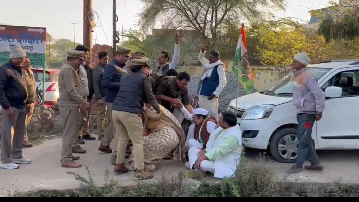 in Banda Congress workers protest District President Rajesh Dixit home arrested 