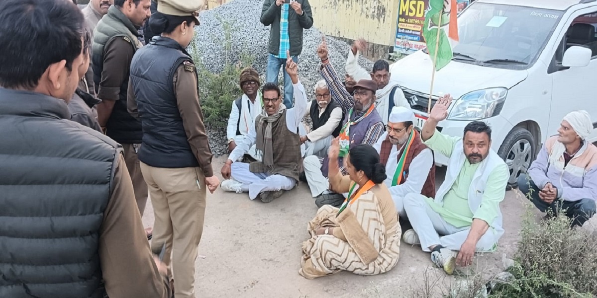 in Banda Congress workers protest District President Rajesh Dixit home arrested 