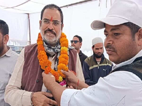 Banda: क्रिकेट टूर्नामेंट में कांग्रेस जिलाध्यक्ष ने खिलाड़ियों का बढ़ाया हौंसला 