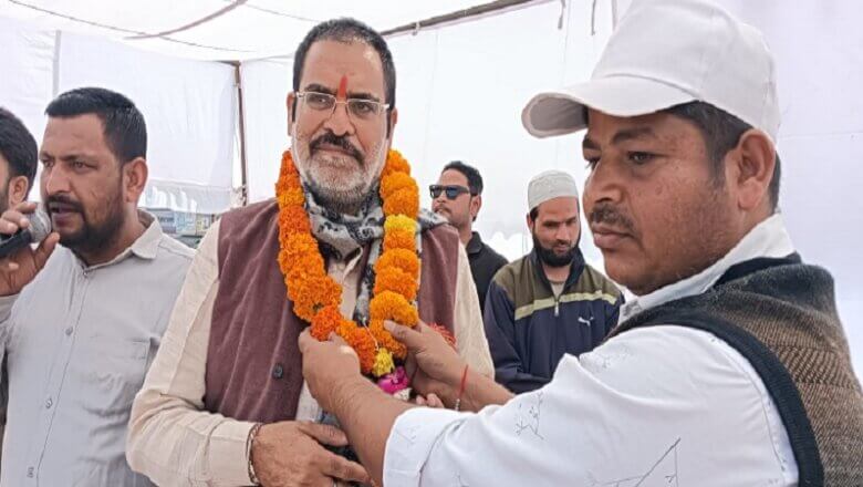 Banda: क्रिकेट टूर्नामेंट में कांग्रेस जिलाध्यक्ष ने खिलाड़ियों का बढ़ाया हौंसला 