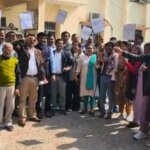 बांदा में वेतन के लिए संविदा स्वास्थ्य कर्मियों का प्रदर्शन