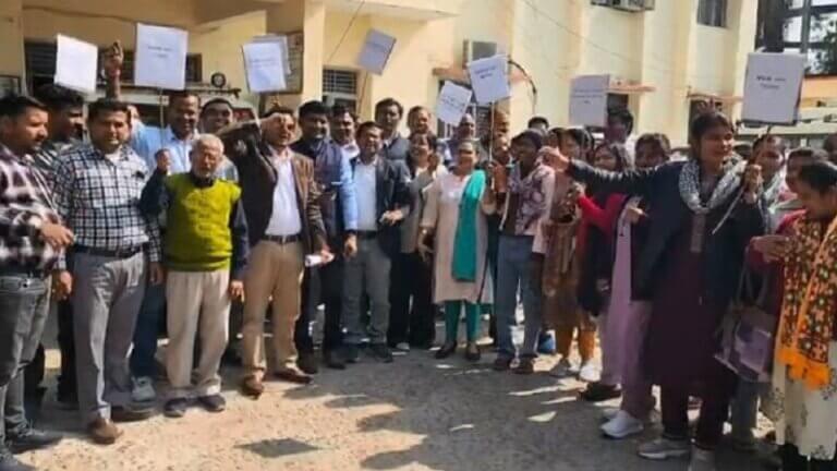 Contract health workers protest for salary in Banda