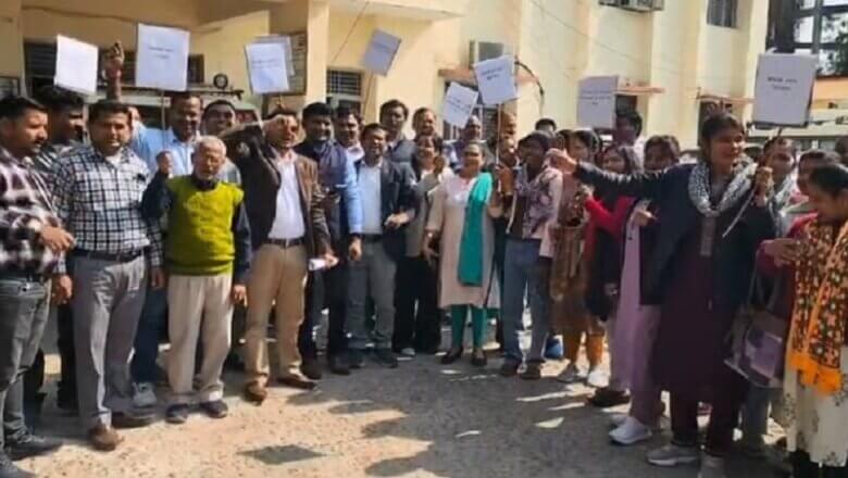 बांदा में वेतन के लिए संविदा स्वास्थ्य कर्मियों का प्रदर्शन