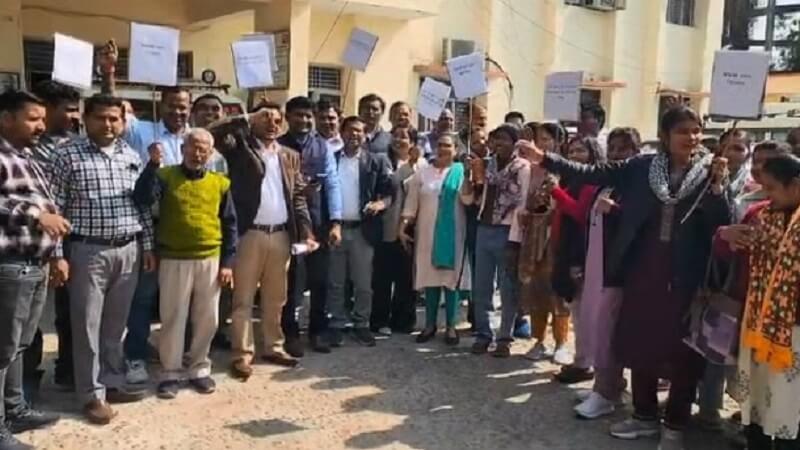 Contract health workers protest for salary in Banda