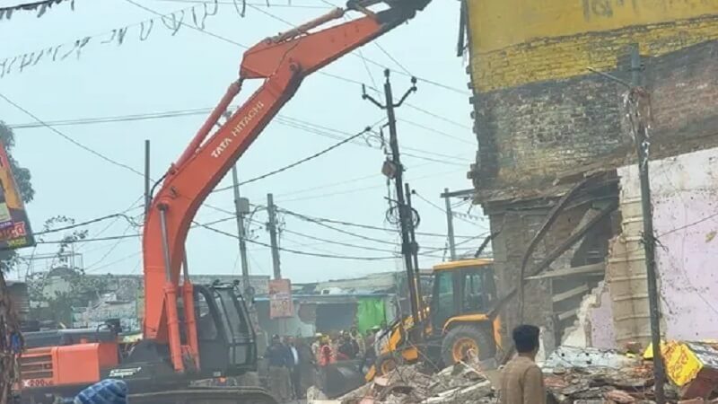building collapsed on bulldozer during encroachment removal in Banda 