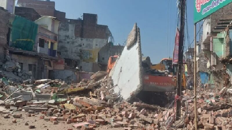 building collapsed on bulldozer during encroachment removal in Banda 