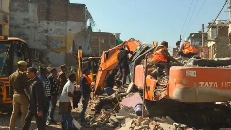 building collapsed on bulldozer during encroachment removal in Banda 