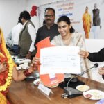 बांदा में मंत्री नंदी ने महिला लाभार्थियों को दिए चेक