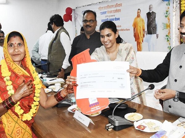 बांदा में मंत्री नंदी ने महिला लाभार्थियों को दिए चेक