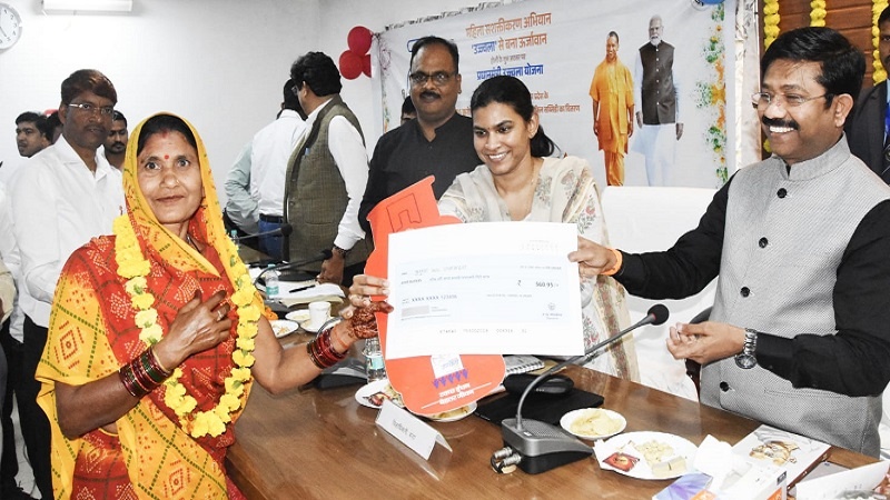 In Banda Minister Nandi gave cheques to women beneficiaries