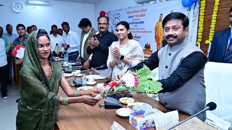 In Banda Minister Nandi gave cheques to women beneficiaries