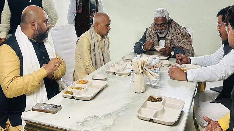 Banda: ex bjp president and minister arrived to pay tribute to mother of PMModi's ps