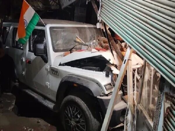 बांदा में थार का कहर, रीलबाजी में दुकान में घुसी-एक की मौत-लड़की घायल