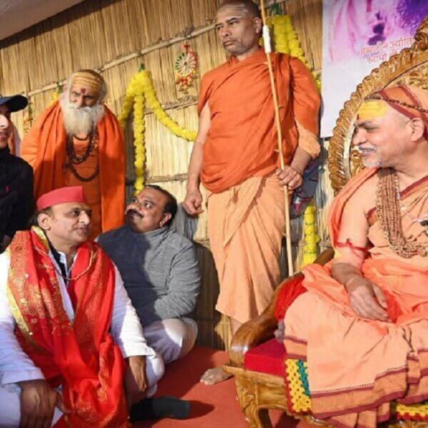 अखिलेश यादव, अविमुक्तेश्वरानंद से मिले, बोले-नकली संतों का अंत होने वाला