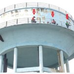 यूपी में पानी की टंकी पर चढ़ा परिवार-मच गया हड़कंप, पढ़ें पूरी खबर..