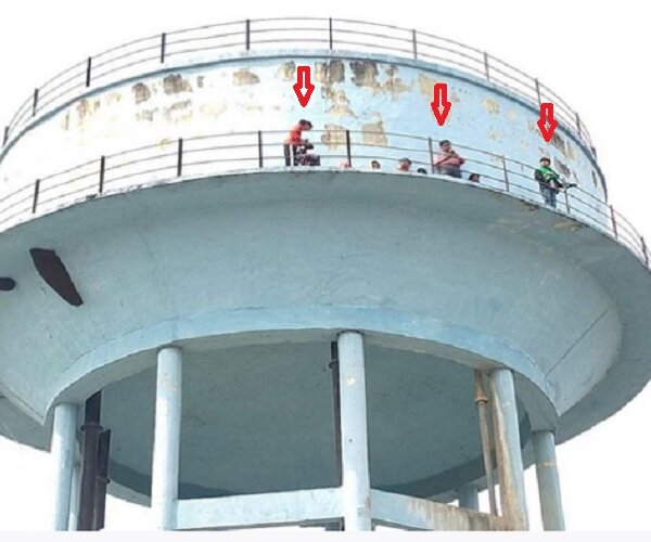 यूपी में पानी की टंकी पर चढ़ा परिवार-मच गया हड़कंप, पढ़ें पूरी खबर..