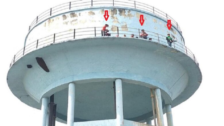 यूपी में पानी की टंकी पर चढ़ा परिवार-मच गया हड़कंप, पढ़ें पूरी खबर..