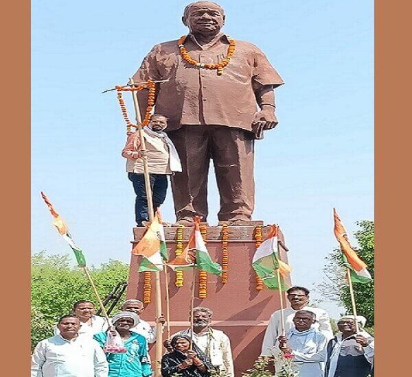 बांदा: काशीराम जयंती पर कांग्रेसियों ने प्रतिमा पर किया माल्यार्पण