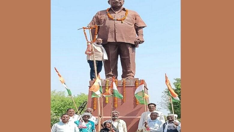 बांदा: काशीराम जयंती पर कांग्रेसियों ने प्रतिमा पर किया माल्यार्पण