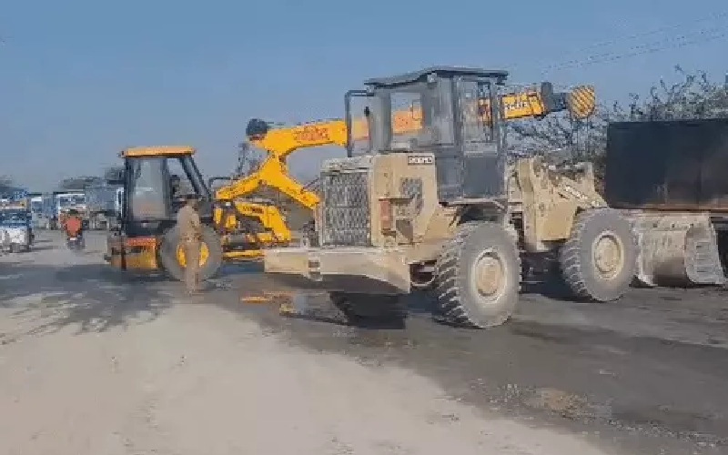 Horrific accident on Banda-Jhansi road 3 burnt alive