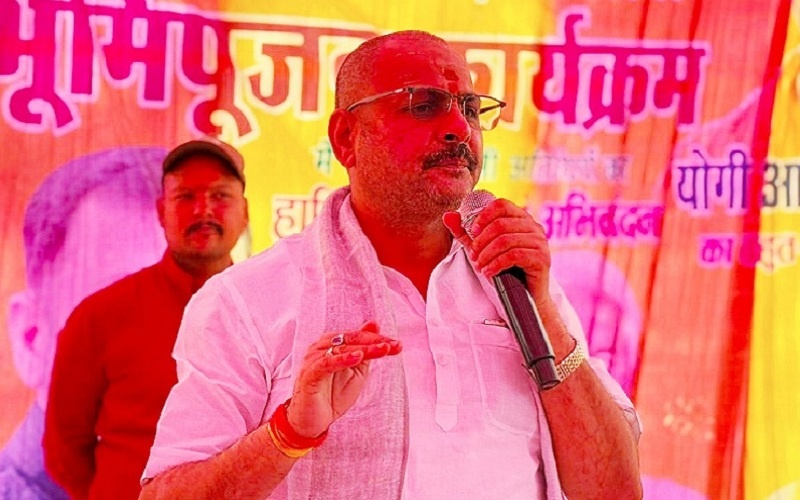 Banda: Sadar MLA performed Bhoomi Pujan for road projects