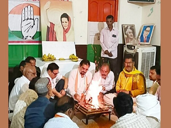 बांदा: सोनिया गांधी की सेहत के लिए कांग्रेसियों ने किया हवन