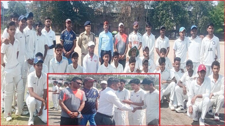 बांदा स्पोर्ट्स स्टेडियम में क्रिकेट ट्रायल में खिलाड़ियों ने दिखाया हुनर