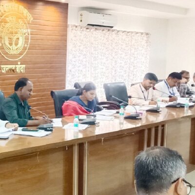 बांदा डीएम-रिजर्व बैंक प्रतिनिधि ने की बैंक अधिकारियों के साथ बैठक