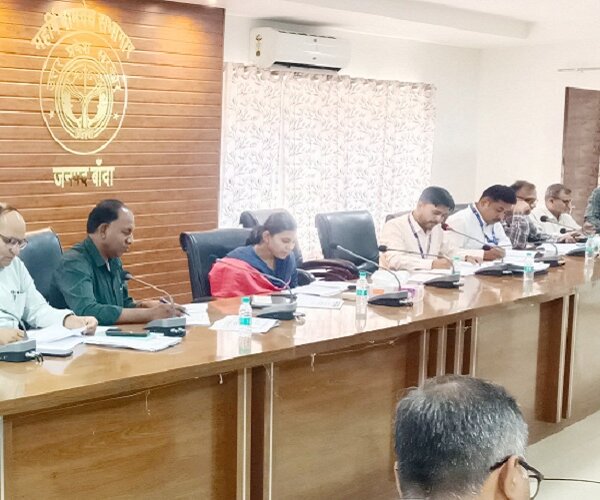 बांदा डीएम-रिजर्व बैंक प्रतिनिधि ने की बैंक अधिकारियों के साथ बैठक