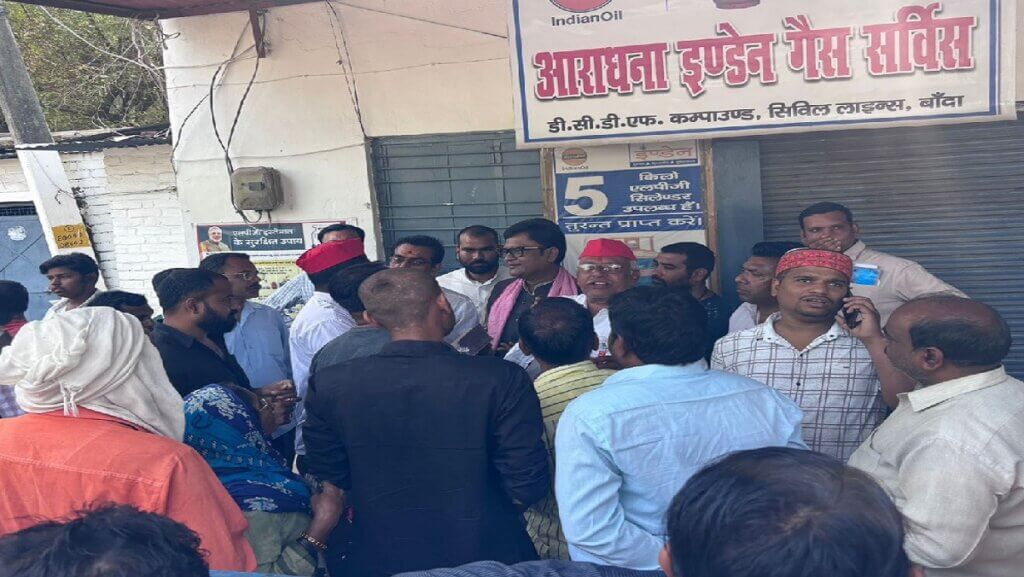 in Banda Gas crisis SP workers garlanded agency operator 