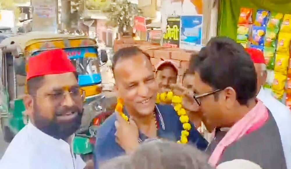 in Banda Gas crisis SP workers garlanded agency operator