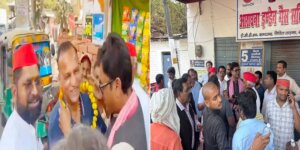 in Banda Gas crisis SP workers garlanded agency operator