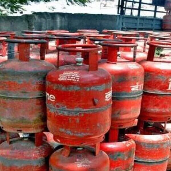 दुखद: यूपी में सिलेंडर की लाइन में लगे व्यक्ति की मौत