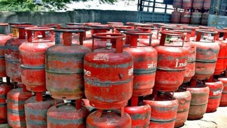 दुखद: यूपी में सिलेंडर की लाइन में लगे व्यक्ति की मौत