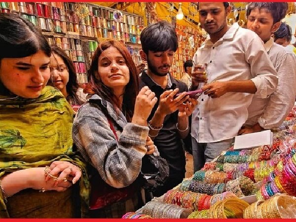 ईद मुबारक! लखनऊ में दिखा चांद, आज मनाई जा रही ईद