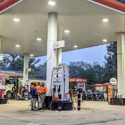 यूपी में प्रीमियम पेट्रोल की कीमतें बढ़ीं, पढ़ें पूरी खबर..