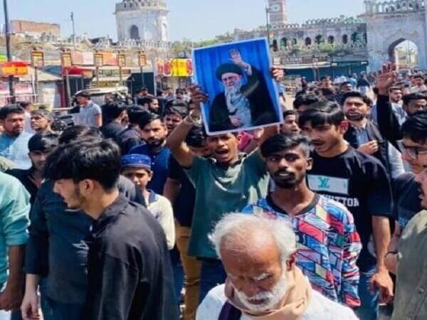 खामेनेई की मौत पर यूपी में प्रदर्शन, अमेरिका-इजराइल के खिलाफ नारेबाजी