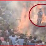 UP: पहले हाथ जोड़े और फिर होलिका दहन की आग में कूदा व्यक्ति और फिर..