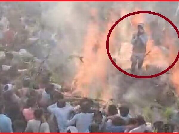 UP: पहले हाथ जोड़े और फिर होलिका दहन की आग में कूदा व्यक्ति और फिर..