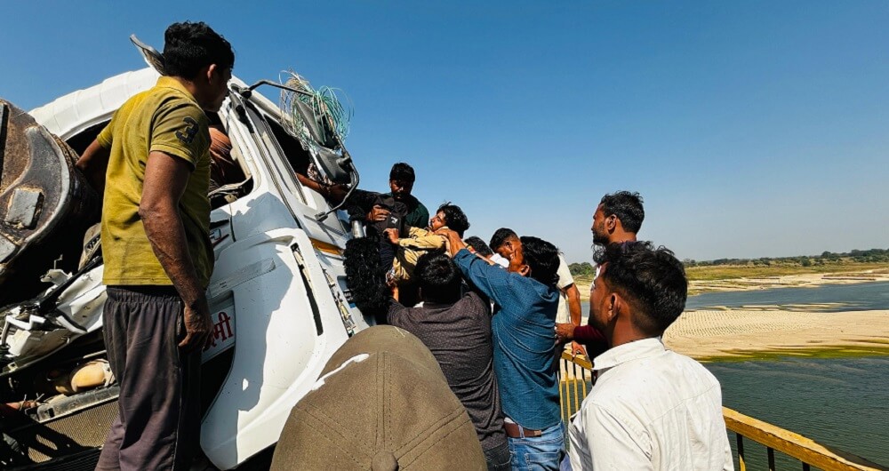 Two dumpers collide on Yamuna bridge in Banda