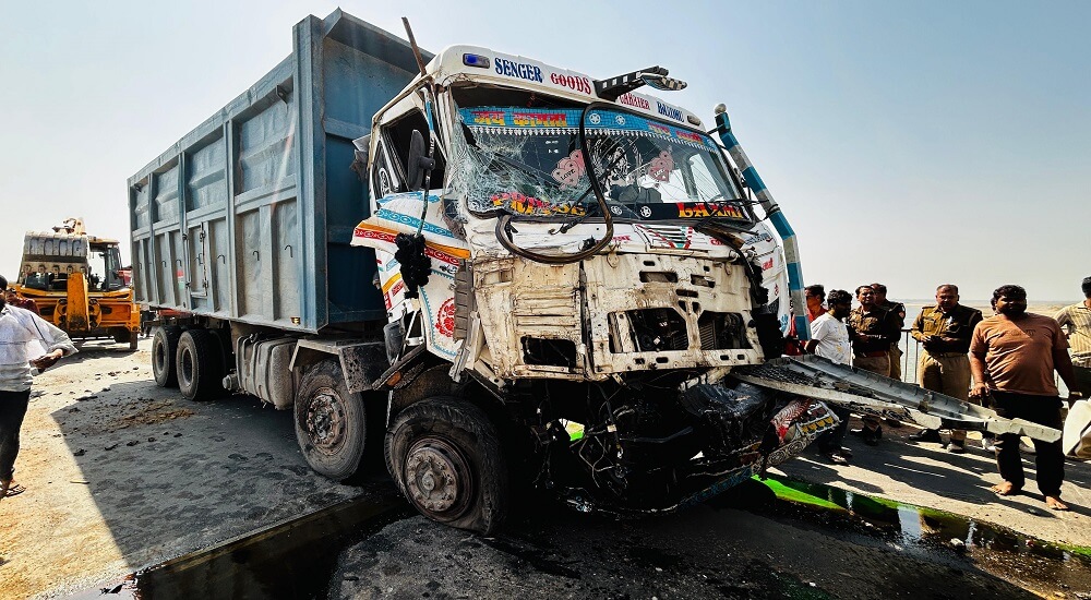 Two dumpers collide on Yamuna bridge in Banda