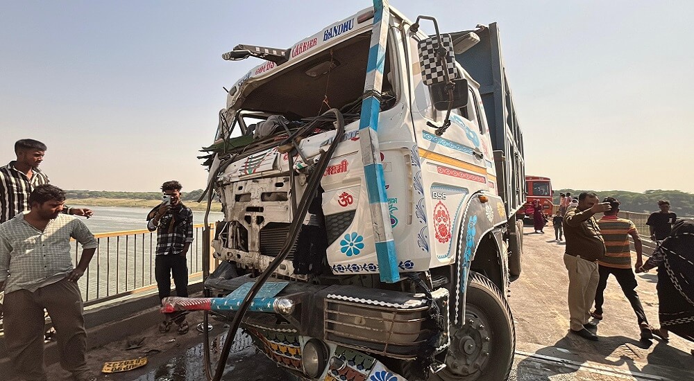 Two dumpers collide on Yamuna bridge in Banda